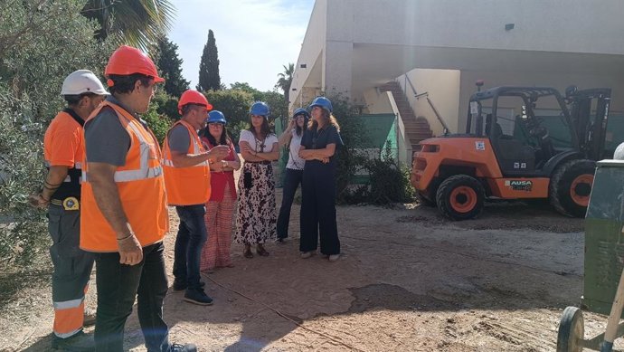 La delega territorial de Inclusión Social visita las obras de ampliación del centro de atención a mayores de La Puebla de Cazalla.