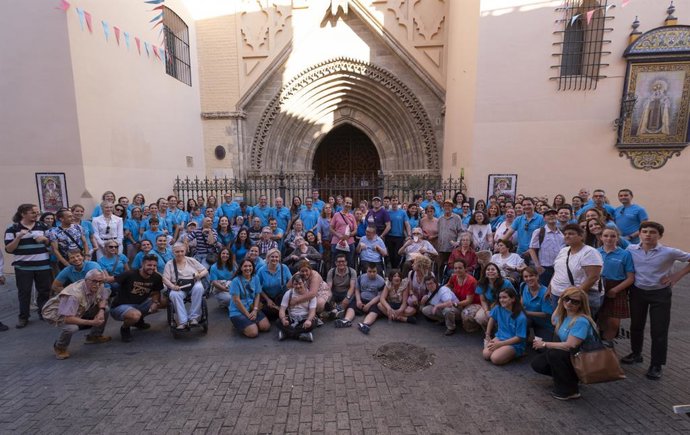 Voluntariado de Caixabank en una peregrinación solidaria en Sevilla acompañando a medio centenar de personas en riesgo de exclusión.