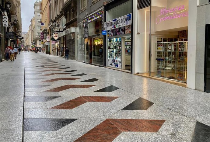 Archivo - Calle de Santander con negocios