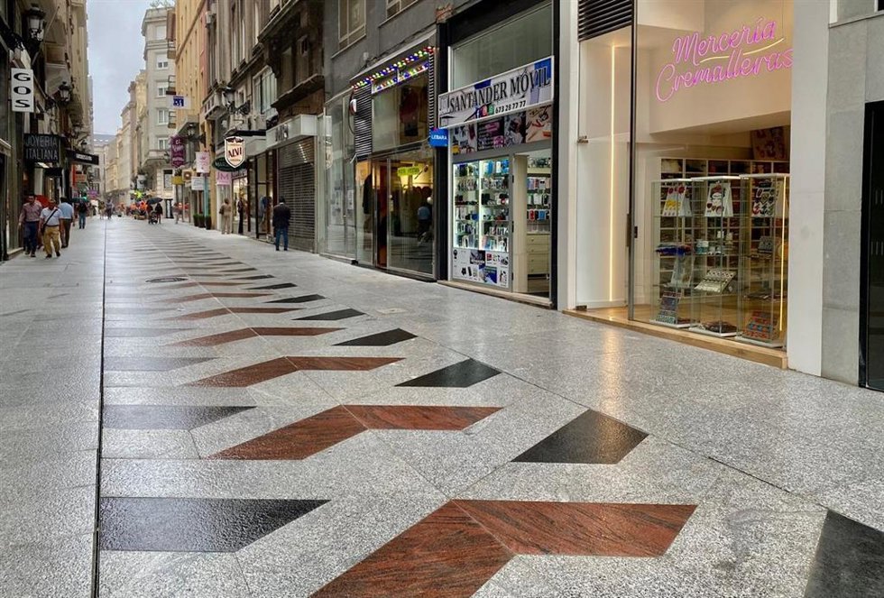 Archivo - Calle de Santander con negocios