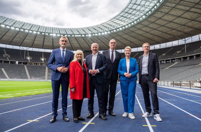 27 May 2025, Berlin: (L-R) Saxony's Interior Minister Armin Schuster, Berlin's Sports Senator Iris Spranger, Kai Wegner, Governing Mayor of Berlin, Dietmar Woidke, Minister President of Brandenburg Manuela Schwesig, Minister President of Mecklenburg-Vorpo