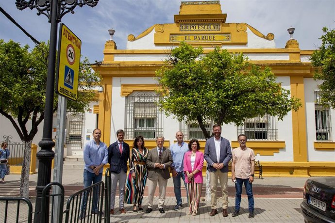 Fuentes (4º izda.), junto al resto de autoridades, ante el CEIP El Parque de Palma del Río.