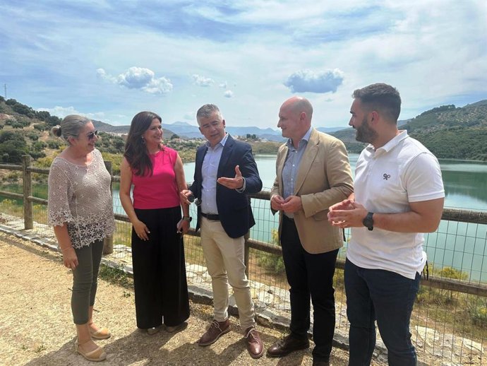 Reunión sobre el abastecimiento de agua en Villarbajo.