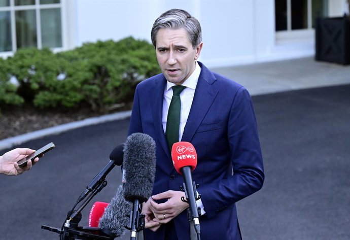 Archivo - 9 de outubro de 2024, Washington, Distrito de Columbia, EUA: O Taoiseach (primeiro-ministro) Simon Harris, da Irlanda, faz comentários para a imprensa do lado de fora da Casa Branca, depois de se reunir com o presidente dos Estados Unidos, Joe B