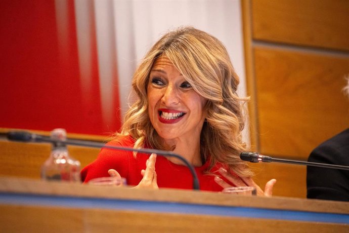 La vicepresidenta segunda del Gobierno y ministra de Trabajo, Yolanda Díaz, clausura la Asamblea General de la Confederación Española de Jóvenes Empresarios (CEAJE), a 27 de mayo de 2025, en la sede de la Confederación Española de Organizaciones Empresari