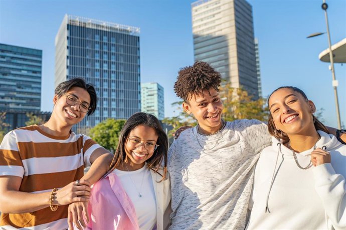 Archivo - Un grupo de jóvenes posa ante la cámara.