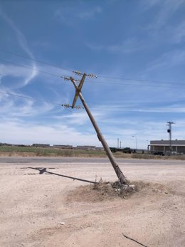 Estado del apoyo de la línea de media tensión afectada en Sariñena.