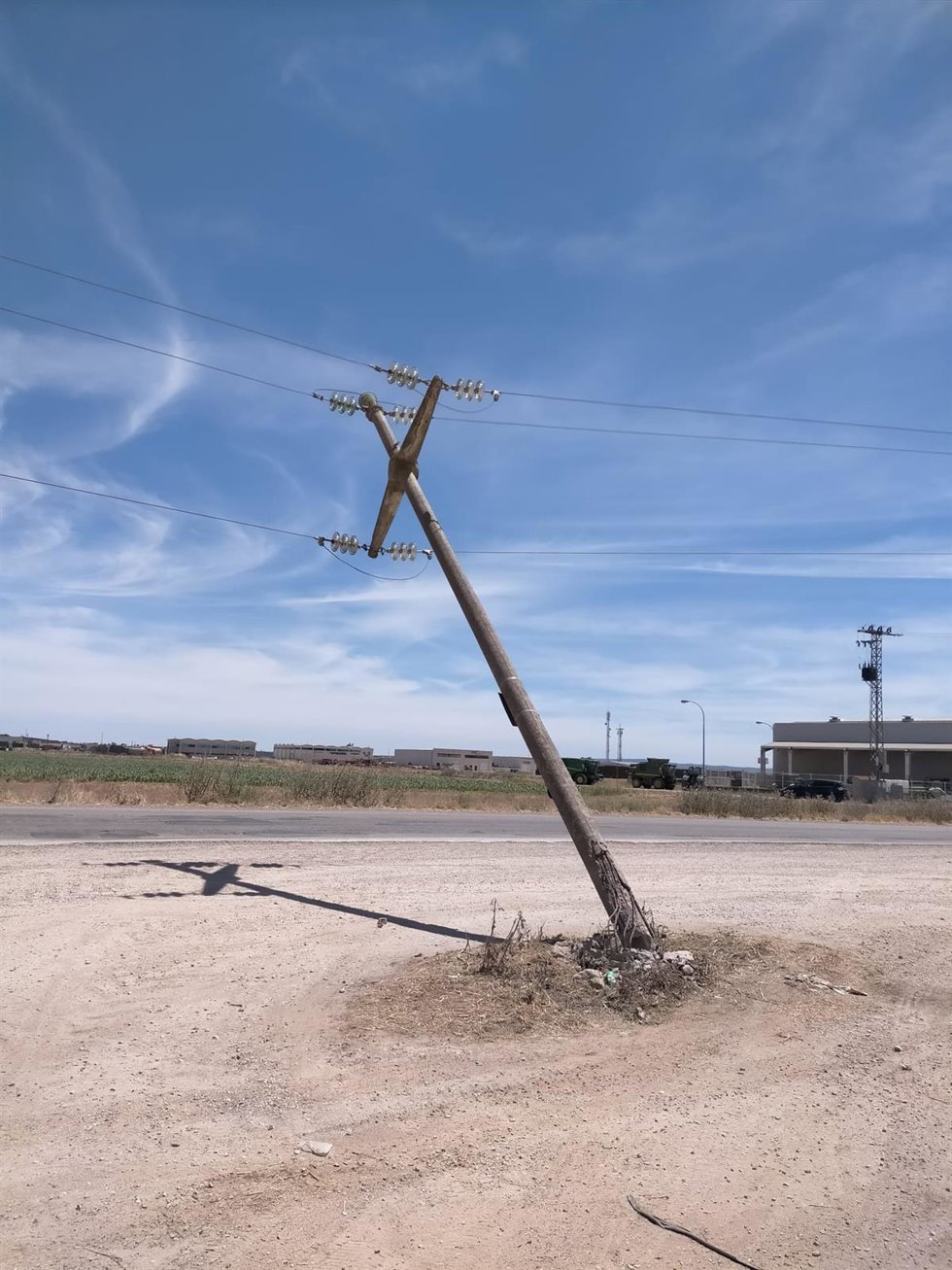 Estado del apoyo de la línea de media tensión afectada en Sariñena.