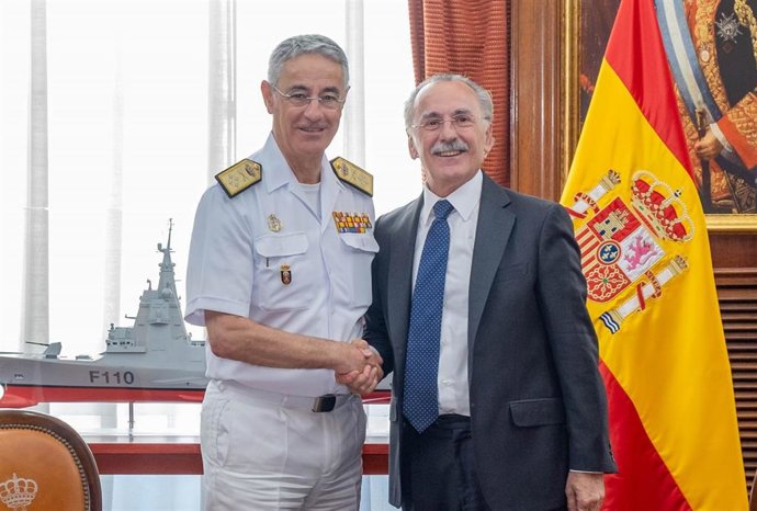 Archivo - De izquierda a derecha:  el almirante Jefe de Estado Mayor de la Armada, Antonio Piñeiro Sánchez, y el presidente ejecutivo del grupo Oesía, Luis Furnells, durante la firma del acuerdo.