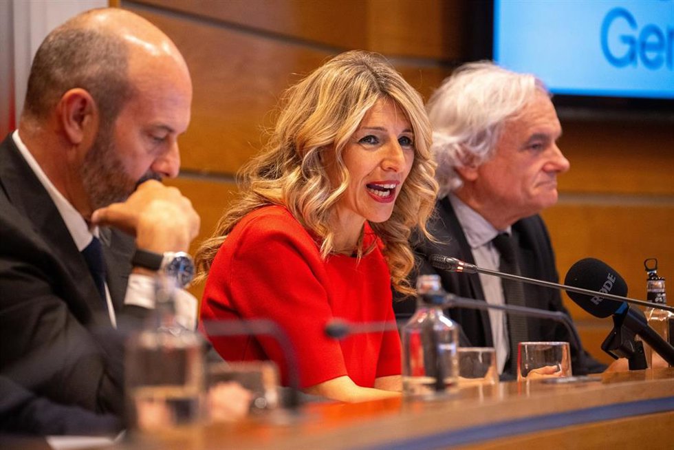 El presidente de CEAJE, Fermín Albaladejo, el presidente del Senado, Pedro Rollán, la vicepresidenta segunda del Gobierno y ministra de Trabajo, Yolanda Díaz, y el vicepresidente de CEOE, Miguel Garrido, durante la clausura de la Asamblea General de la 