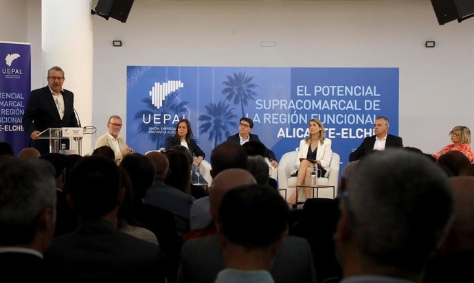 Intervención del presidente de la Diputación de Alicante, Toni Pérez, durante el foro