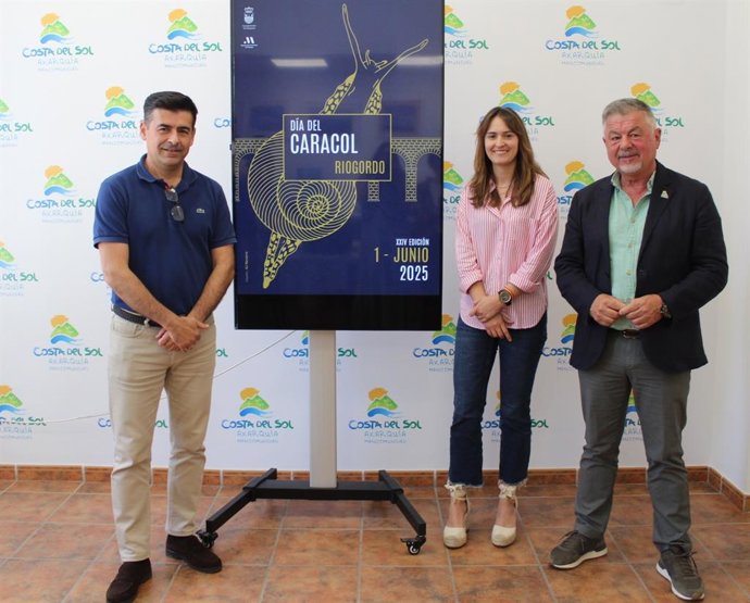 El presidente de la Mancomunidad de Municipios de la Costa del Sol, Jorge Martín; el alcalde de Riogordo, Antonio Alés y la concejala de Fiestas, Esther Fernández han presentado la cita.
