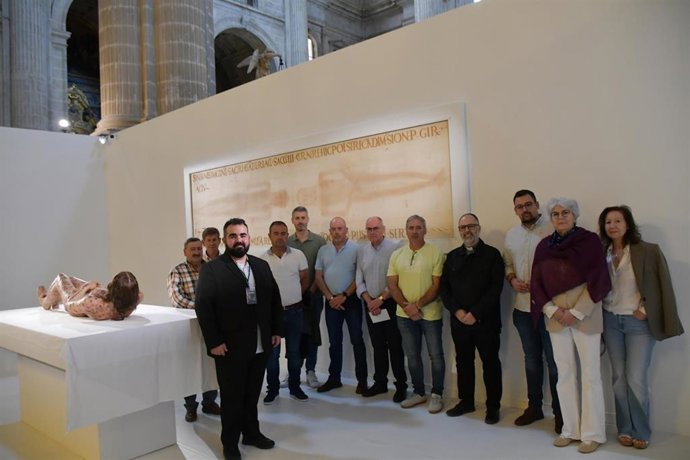 Visita de los responsables muncipales de Noalejo a la exposición 'The Mystery Man', en la Catedral de Jaén