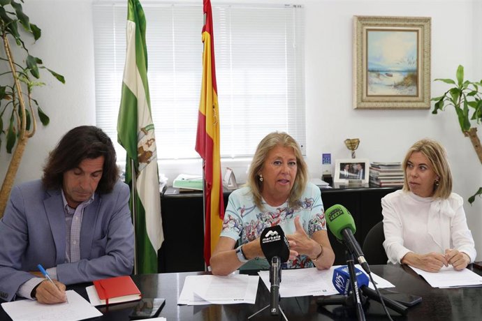 La alcaldesa de Marbella (Málaga), Ángeles Muñoz, informa de viviendas de alquiler temporal.