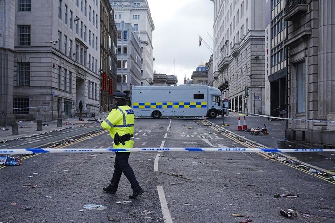 27 de maio de 2025, Reino Unido, Liverpool: A cena na Water Street, perto do Liver Building, no centro da cidade de Liverpool, depois que um homem britânico branco de 53 anos foi preso quando um carro se chocou contra uma multidão de pessoas durante a vit