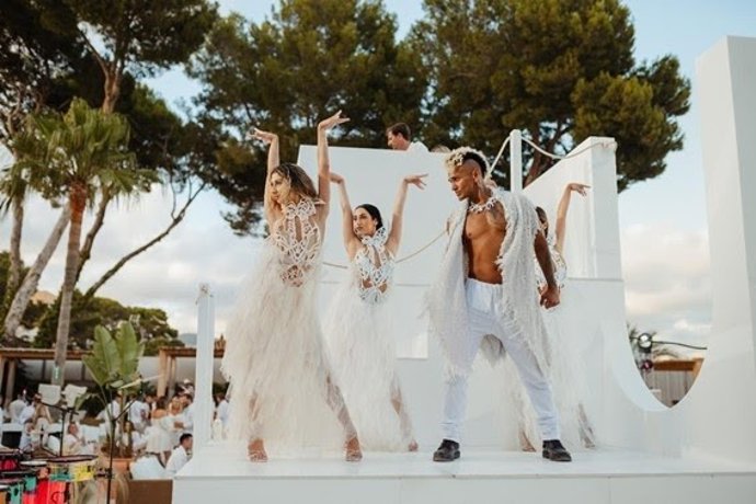 Tu billete al paraíso este verano: Nikki Beach te invita a vestir de blanco en Marbella y Mallorca