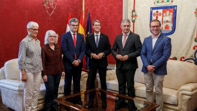 El presidente de La Rioja, Gonzalo Capellán, acompañado por el consejero de Cultura, Turismo, Deporte y Juventud, José Luis Pérez Pastor, ha hecho entrega hoy, día 27, del cheque solidario fruto de la iniciativa 'Riojaforum Solidario'