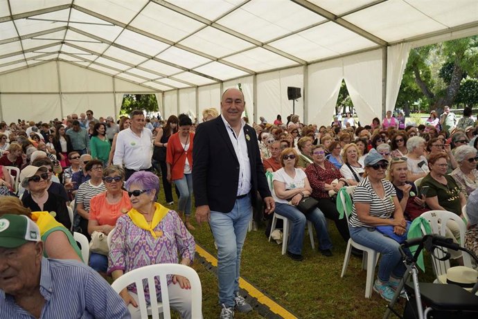 El diputado de Asuntos Sociales, Miguel Ángel de Vicente, con participantes de la reunión.
