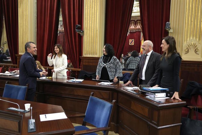 Archivo - Diputados de Vox durante un pleno en el Parlament.