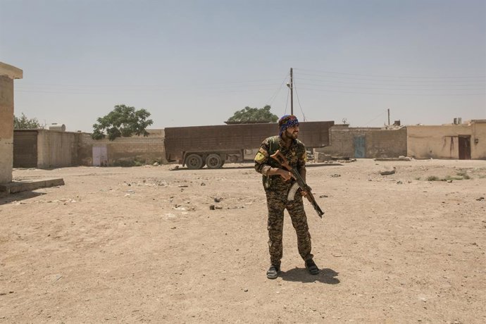 Archivo - Arquivo - 1º de julho de 2017 - Raqqa, Síria - Síria / Área de Raqqa - Linha de frente oeste - um soldado da FDS.