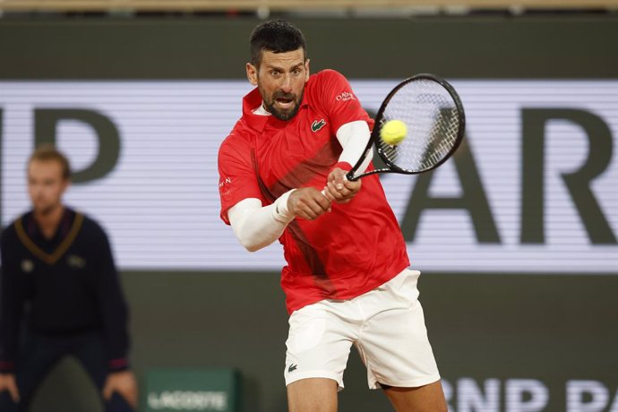 27 May 2025, France, Paris: Serbian tennis player Novak Djokovic in action against US' Mackenzie Mcdonald during their men's singles first round match of the French Open tennis tournament (Roland-Garros). Photo: Loic Baratoux/ZUMA Press Wire/dpa