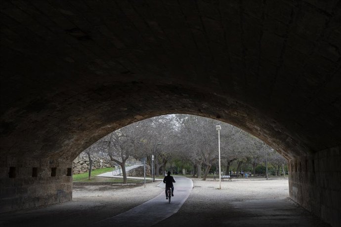 Archivo - Arxiu - Una persona en l'antiga llera del Turia