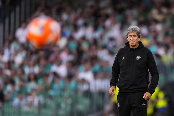 El entrenador del Real Betis, Manuel Pellegrini, ante el Valencia CF en el Benito Villamarín.