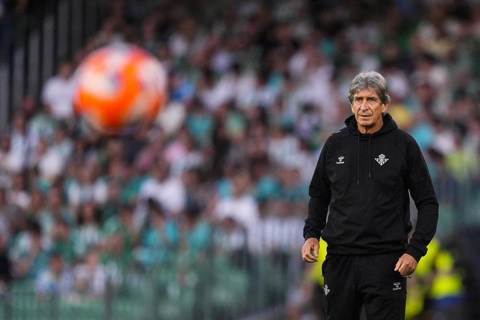 El entrenador del Real Betis, Manuel Pellegrini, ante el Valencia CF en el Benito Villamarín.