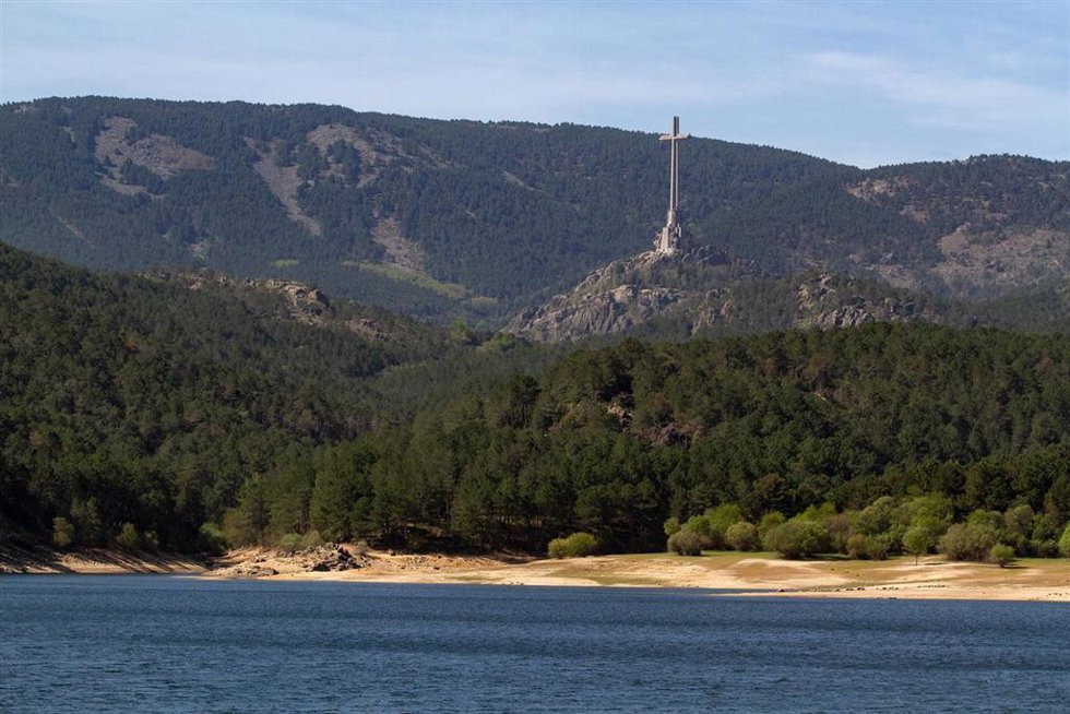 Archivo - La cruz del Valle de Cuelgamuros desde el embalse de La Jarosa, en Guadarrama, Madrid (España).  