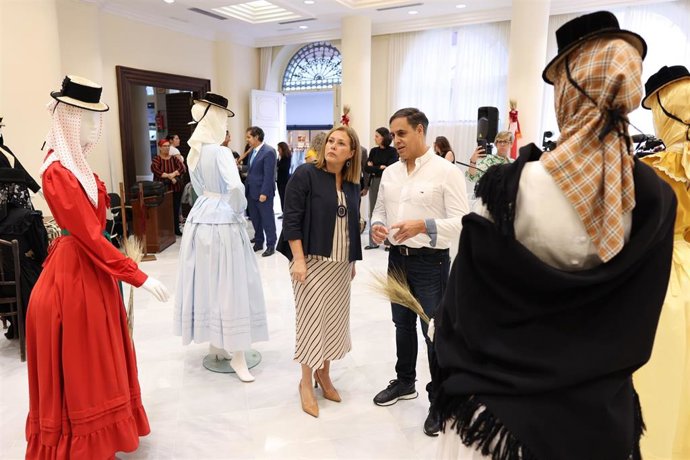 La presidenta del Parlamento de Canarias, Astrid Pérez, contempla la exposición sobre vestimenta tradicional de las islas