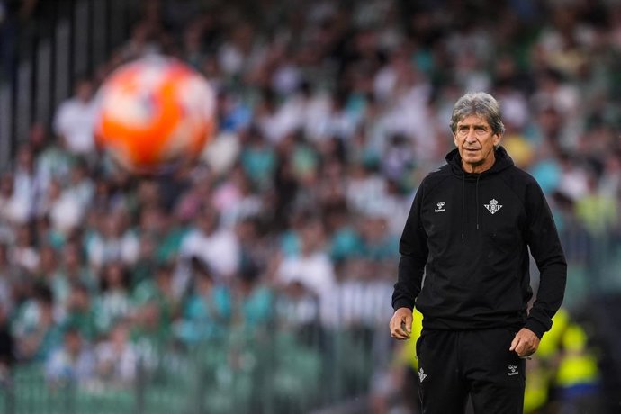 Manuel Pellegrini, técnico do Real Betis, observa durante a partida de futebol do campeonato espanhol, LaLiga EA Sports, disputada entre Real Betis e Valencia CF no estádio Benito Villamarin em 23 de maio de 2025, em Sevilha, Espanha.