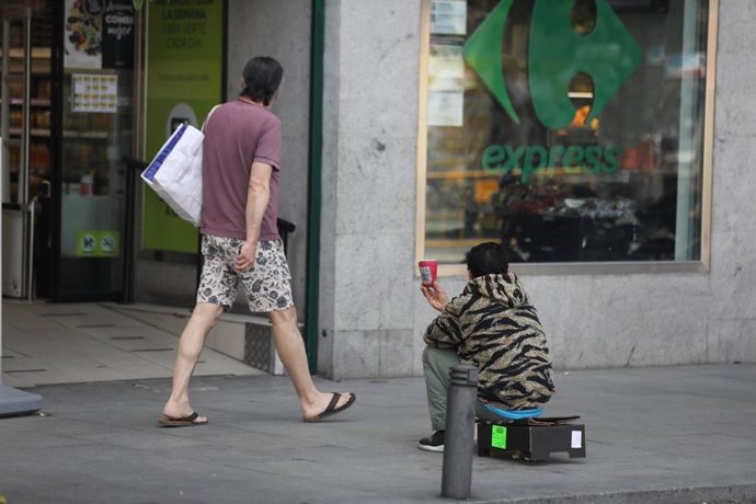Ayuntamiento de Sevilla adelanta el aumento a 94 plazas del plan especial de verano para personas sin hogar por el calor.