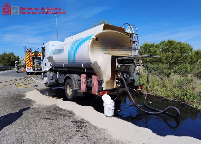 La cisterna de un camión sufre una fuga y causa un vertido de aceite usado en la A-68, en Tudela