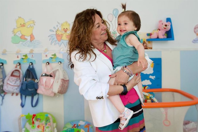 La consejera Carmen Castillo en un centro de primer ciclo de Infantil.