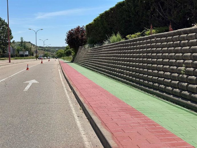 Carril bici señalizado sobre la acera en la carretera de El Prado.