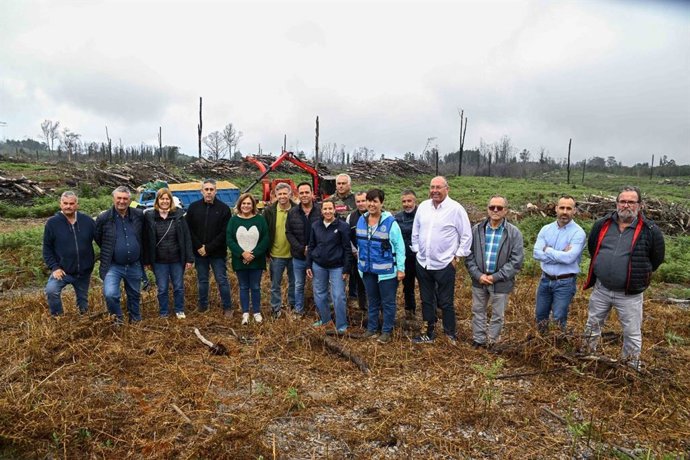 La presidenta del Cabildo de Tenerife, Rosa Dávila (c), en una visita a Ravelo donde se trabaja en la reconversión de madera calcinada en astillas para agricultores