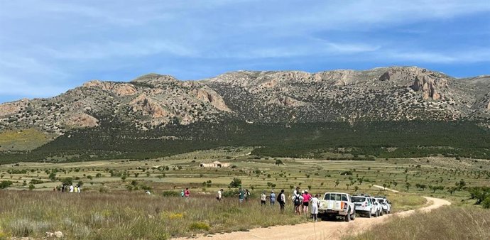 Escolares y técnicos participan en la jornada de reforestación organizada en el monte público de Los Chaveses, en Chirivel (Almería), junto al Parque Natural Sierra María-Los Vélez.