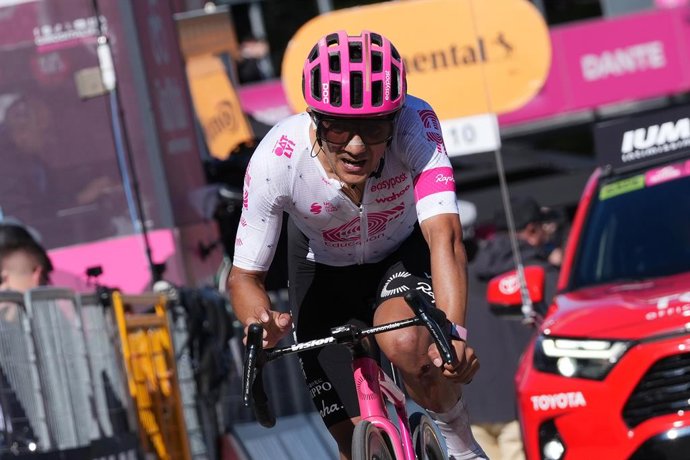 O ciclista equatoriano Richard Carapaz (EF) na décima sexta etapa do Giro d'Italia, disputada entre Piazzola sul Brenta e San Valentino (Brentonico) ao longo de 203 quilômetros.