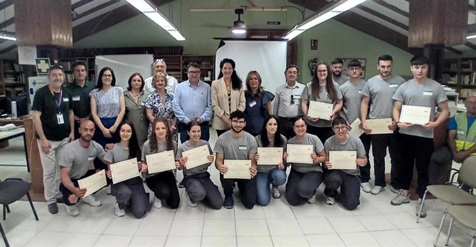Jóvenes con su diploma tras formarse en sistemas microinformáticos