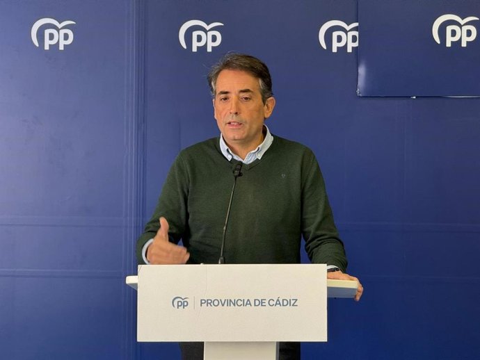 Archivo - Antonio Saldaña en rueda de prensa en la sede del PP en Cádiz.