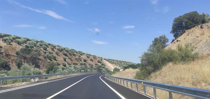 Archivo - La carretera A-306 a su paso por Torredonjimeno.