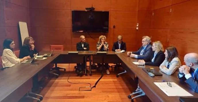 La presidenta de Pimec Comerç, Mònica Gregori, amb representants del PSC-Units