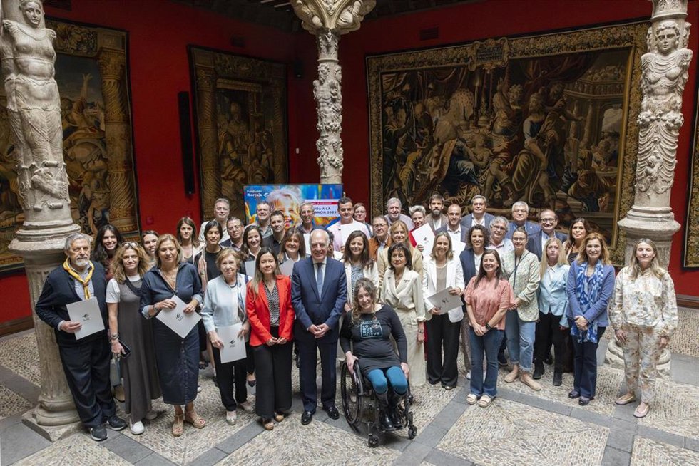 José Luis Rodrigo (Fundación Ibercaja) con representantes de las asociaciones beneficiarias de las ayudas de la institución a la infancia.