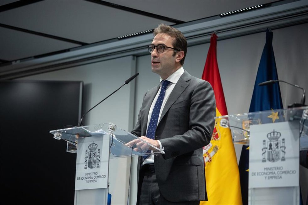 El ministro de Economía, Comercio y Empresa, Carlos Cuerpo, durante una rueda de prensa posterior a una reunión con la comisaria europea de Servicios Financieros, en la sede del Ministerio de Economía, Comercio y Empresa, a 26 de mayo de 2025, en Madrid