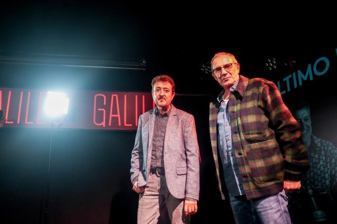 Archivo - Los cantantes Manolo García (i) y Quimi Portet (d), del ‘Último de la Fila’, posan durante una rueda de prensa, en la sala Galileo Galilei, a 29 de noviembre de 2023, en Madrid (España). ‘El Último de la fila’ han decidido volver tras 25 años pa