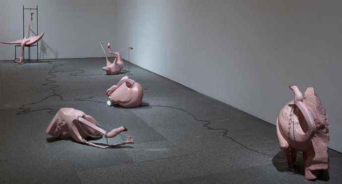 Vista de sala de la exposición 'Espectros Luminosos'.