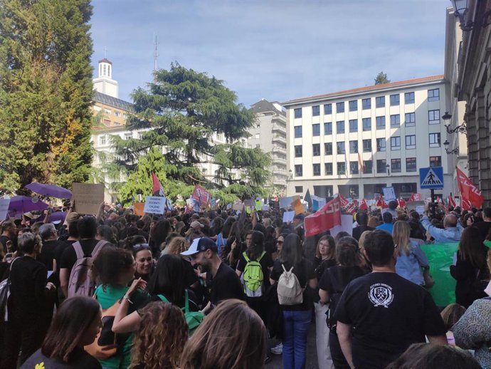 Concentración de profesores asturianos ante la Consejería de Educación del Principado.