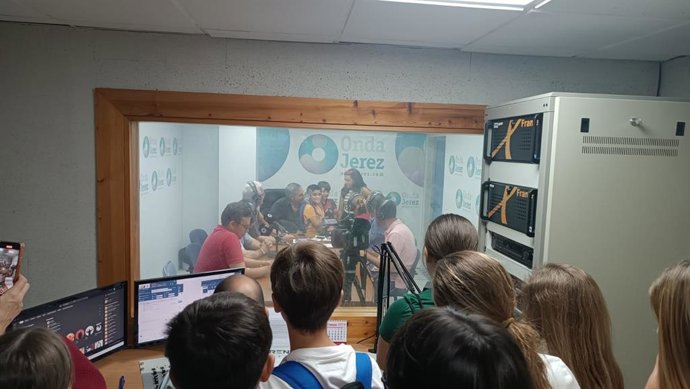 Alumnado de quinto de Primaria del CEIP Arana Beato en Jerez en una visita a las instalaciones al medio de comunicación público Onda Jerez