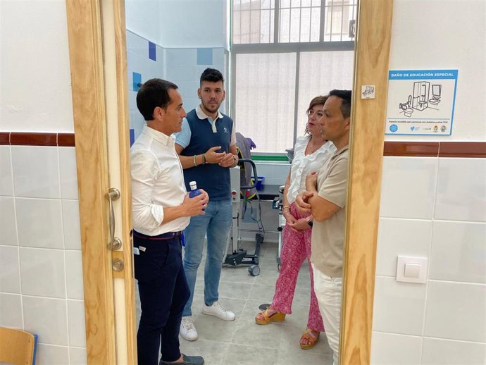 Francisco José Solano (1i) en el CEIP Miguel de Cervantes.