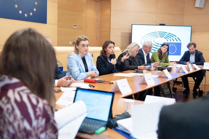 La eurodiputada de la comisión de vivienda, Irene Tinagli (con el micrófono en la mano), durante una reunión con los representantes de UGT, Sindicat de Llogateres y Federació d'Associacions Veïnals de Barcelona, en la Oficina del Parlament Europeu, a 27 d